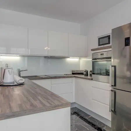 Paparazzi Apartment Split